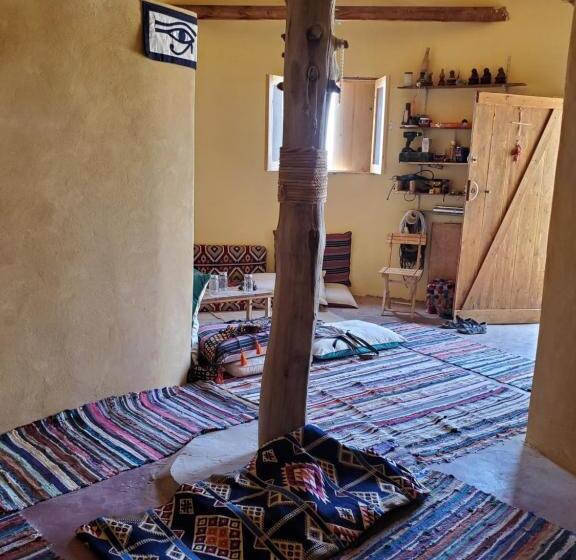 تختخواب و صبحانه Hidden Place