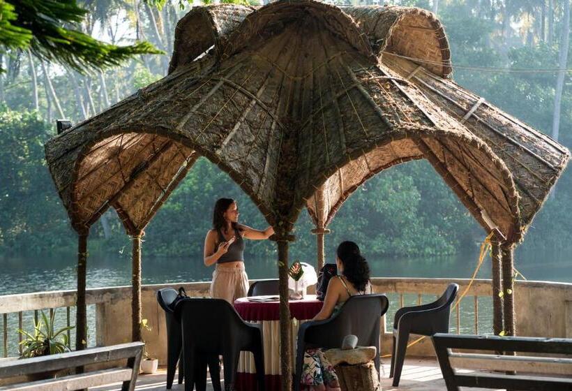 هتل Leela Backwater Inn