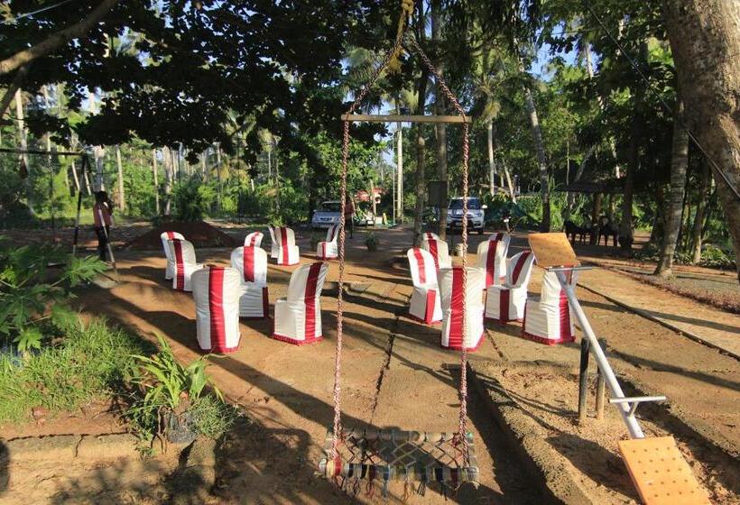 هتل Leela Backwater Inn