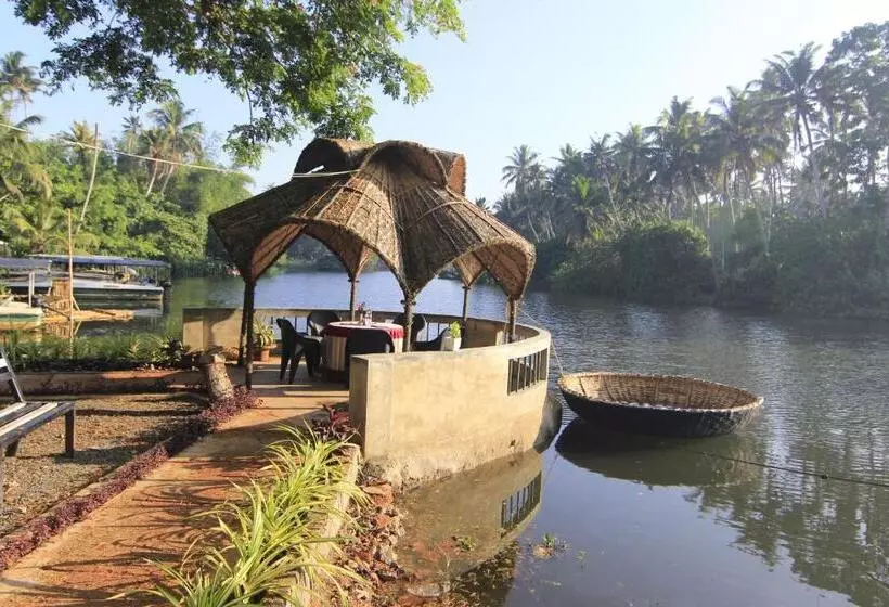 ホテル Leela Backwater Inn