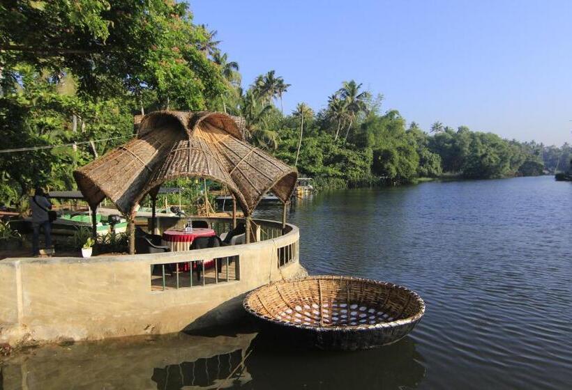 هتل Leela Backwater Inn