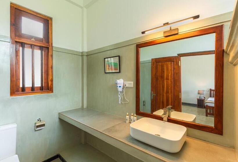 בית מלון כפרי Serenity Boutique   Unawatuna