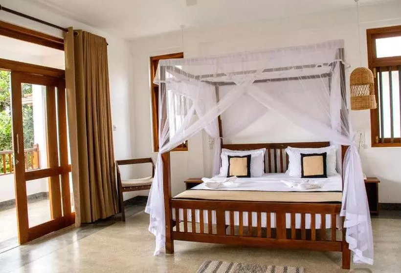 Hotelli Serenity Boutique   Unawatuna