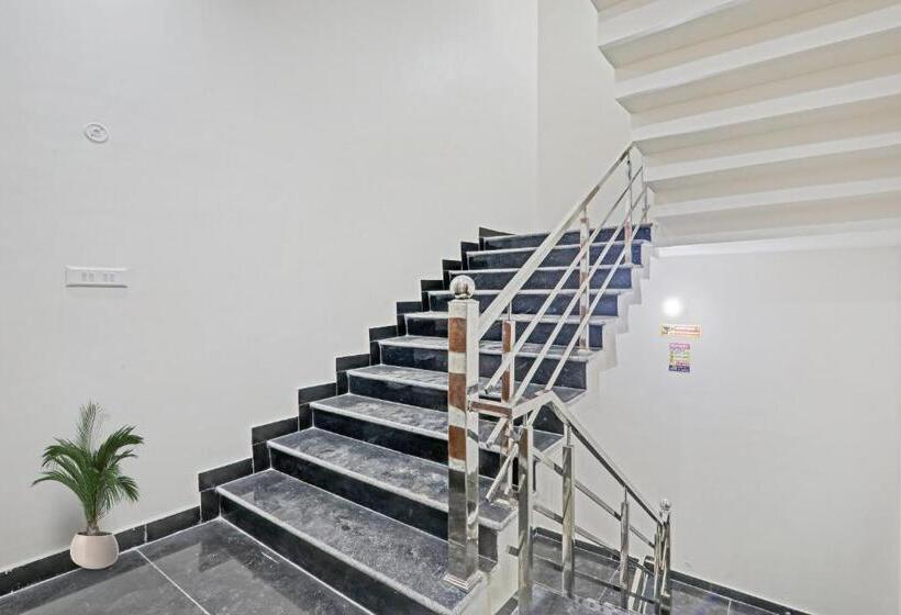 هتل Townhouse 1160 P.s.palace Near Amausi Metro Station