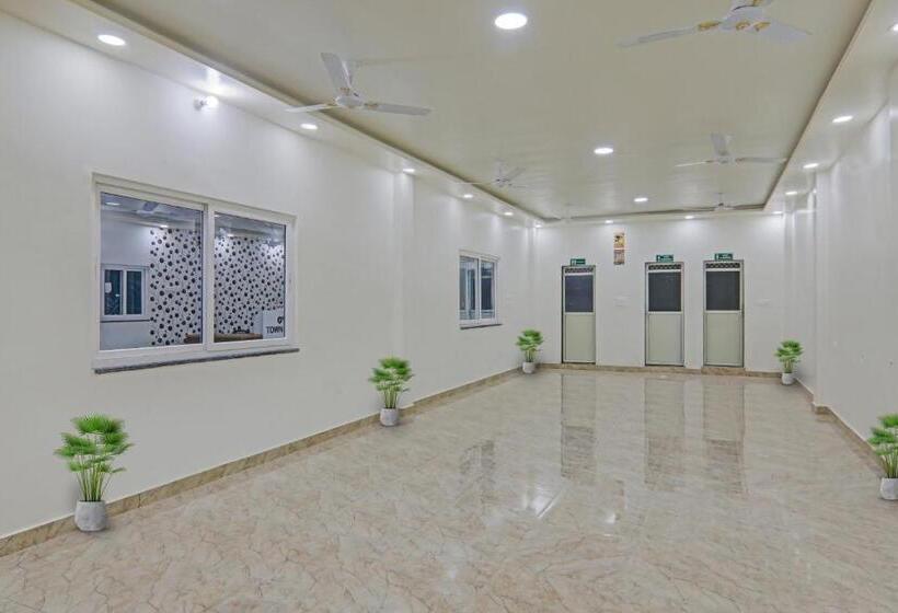 هتل Townhouse 1160 P.s.palace Near Amausi Metro Station