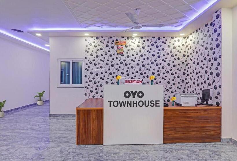 هتل Townhouse 1160 P.s.palace Near Amausi Metro Station