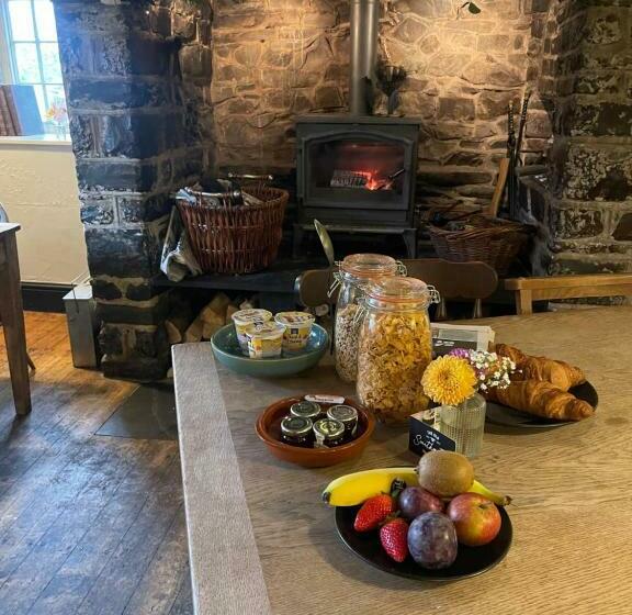 Отель The Old Smithy Inn