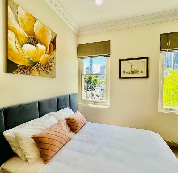 Отель Clarendon