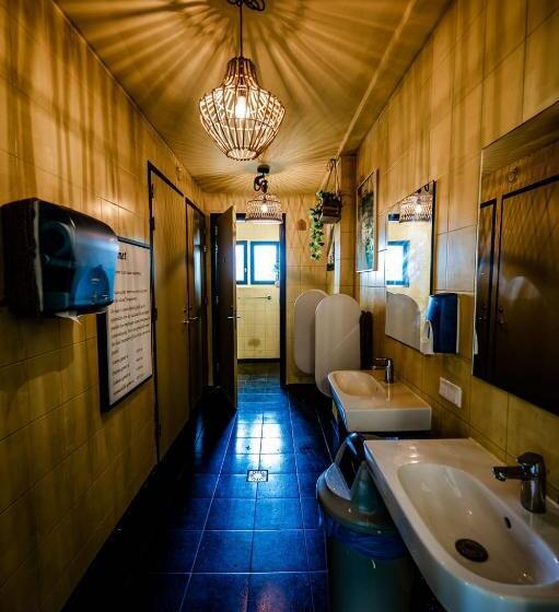 Hotel Tinyparks Cast Away