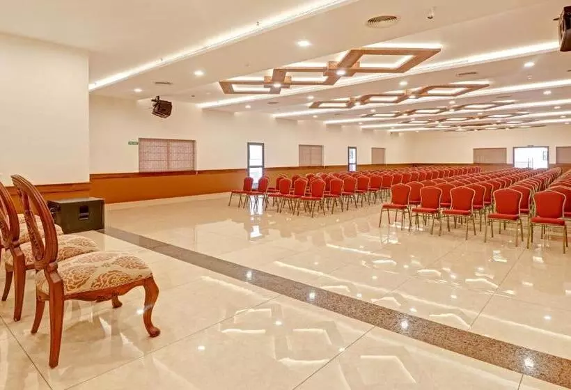 Hotelli Treebo Premium Vahada