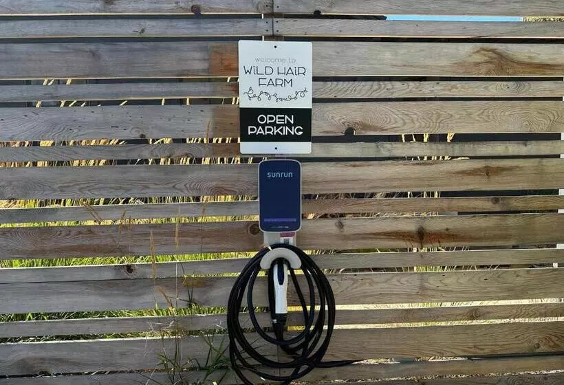 ホテル Wild Hair Studio Stylish Farm Stay W Ev Charger