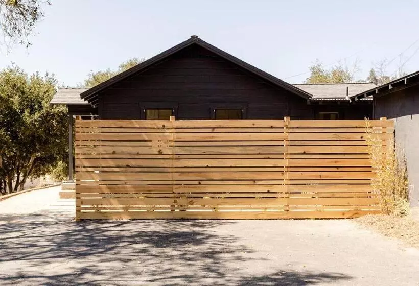ホテル Wild Hair Studio Stylish Farm Stay W Ev Charger