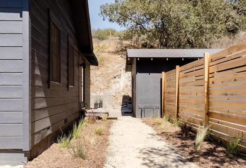 ホテル Wild Hair Studio Stylish Farm Stay W Ev Charger