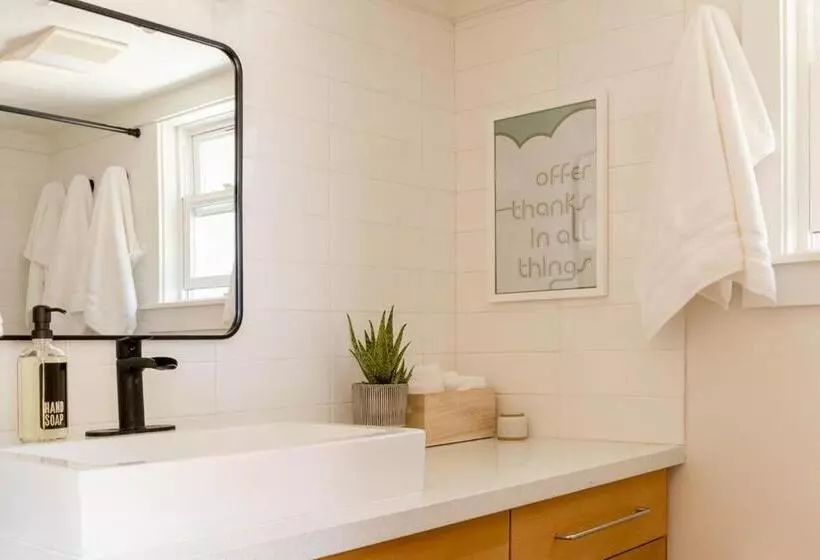 ホテル Wild Hair Studio Stylish Farm Stay W Ev Charger