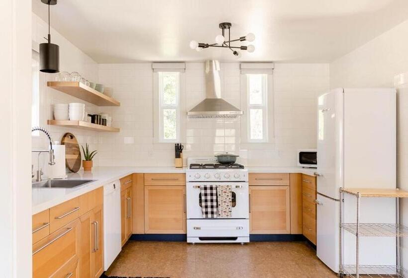 호텔 Wild Hair Studio Stylish Farm Stay W Ev Charger