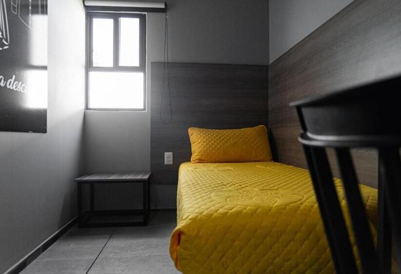 Pansiyon Check Inn Hostal Aeropuerto Gdl