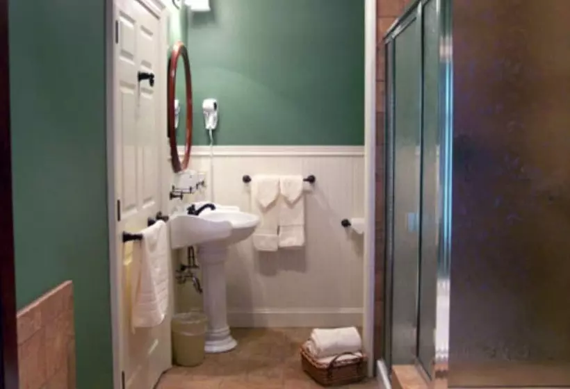 تختخواب و صبحانه Colonial Inn