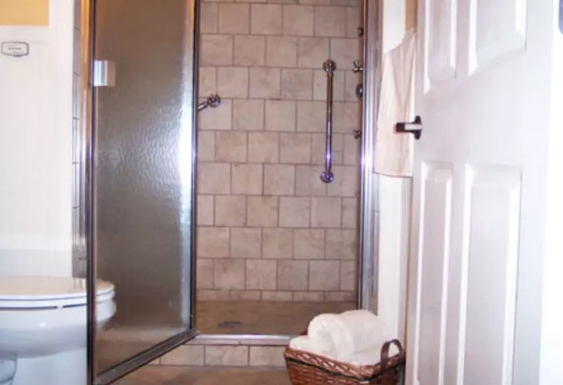 تختخواب و صبحانه Colonial Inn