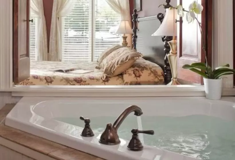 تختخواب و صبحانه Colonial Inn