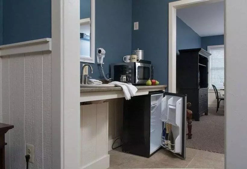 تختخواب و صبحانه Colonial Inn