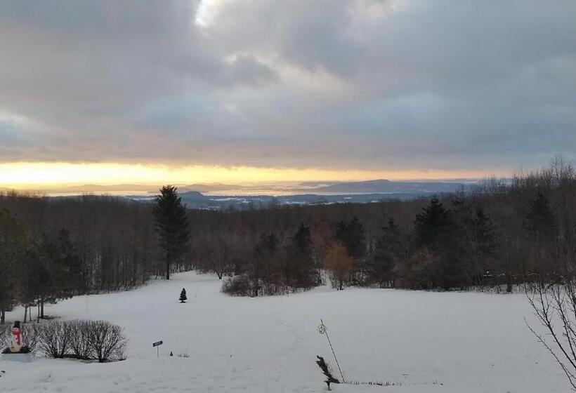 مبيت وإفطار Inn At Wawanissee Point