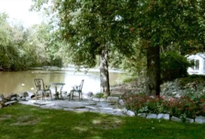 민박 The Rivers Edge Executive Suites