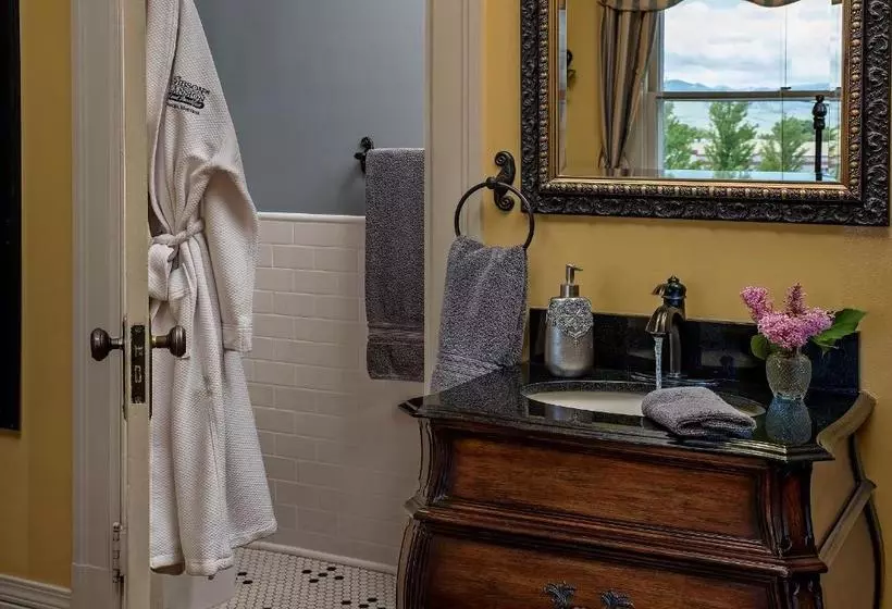 The Gibson Mansion Bed And Breakfast