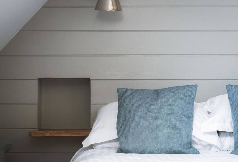 Отель The Sparsholt Barn