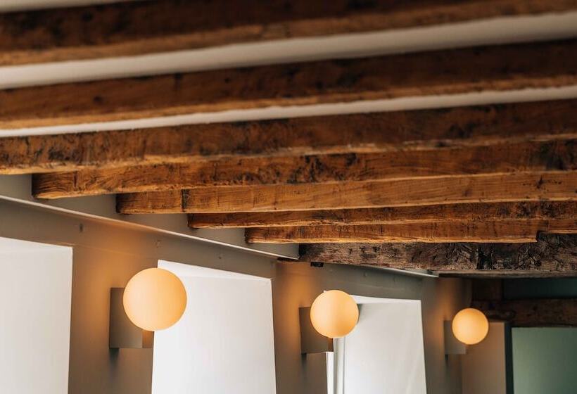 Отель The Sparsholt Barn