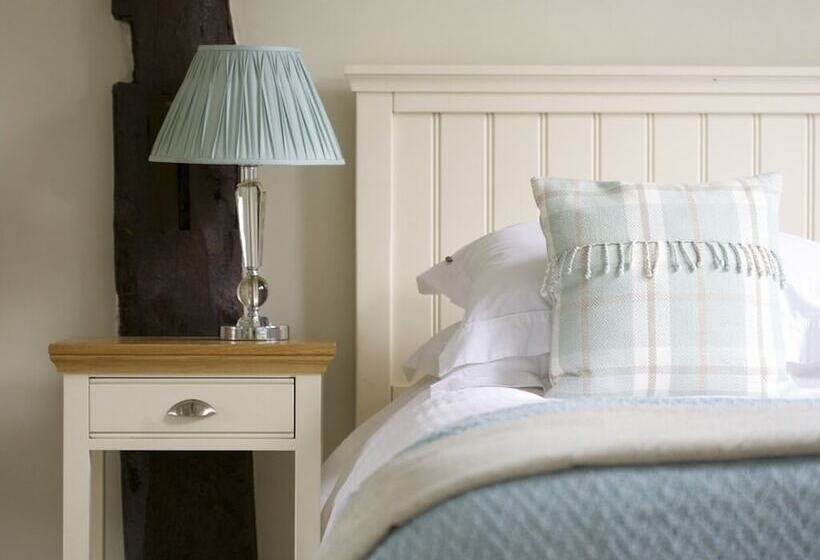 Отель The Sparsholt Barn