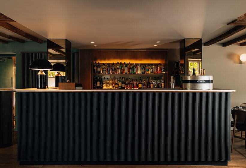 Отель The Sparsholt Barn