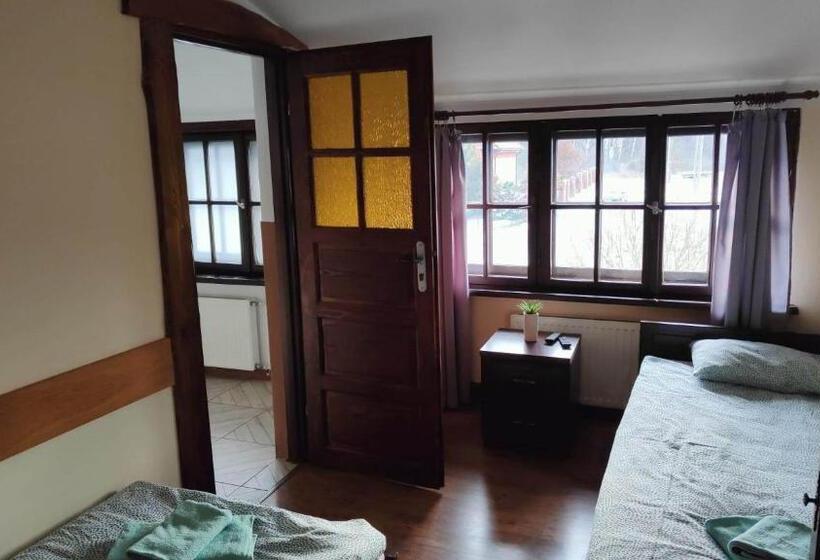 הוסטל Oberża Kniejówka