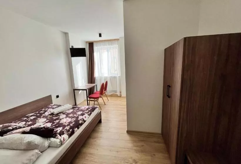 Hotelli I Restauracja „kristal”