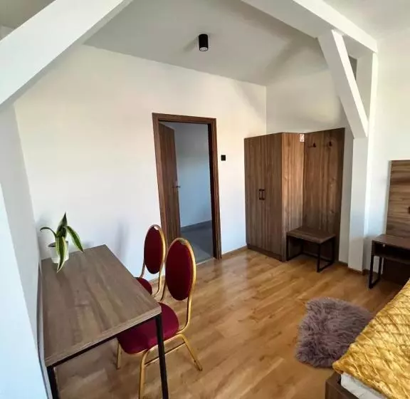 Hotelli I Restauracja „kristal”