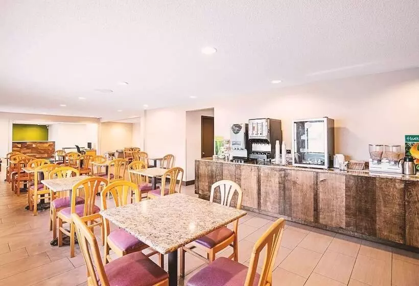 هتل Norwood Inn & Suites Milwaukee