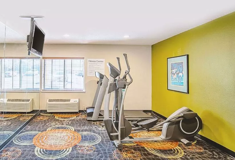 هتل Norwood Inn & Suites Milwaukee
