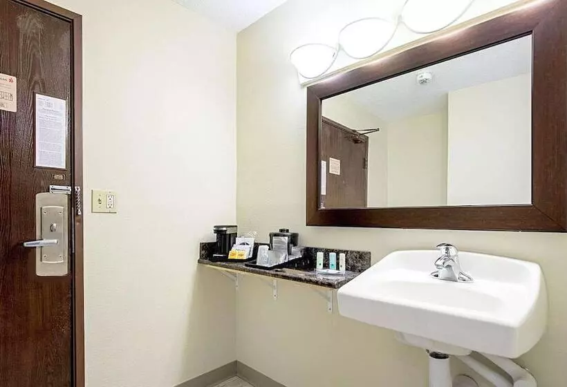 هتل Norwood Inn & Suites Milwaukee