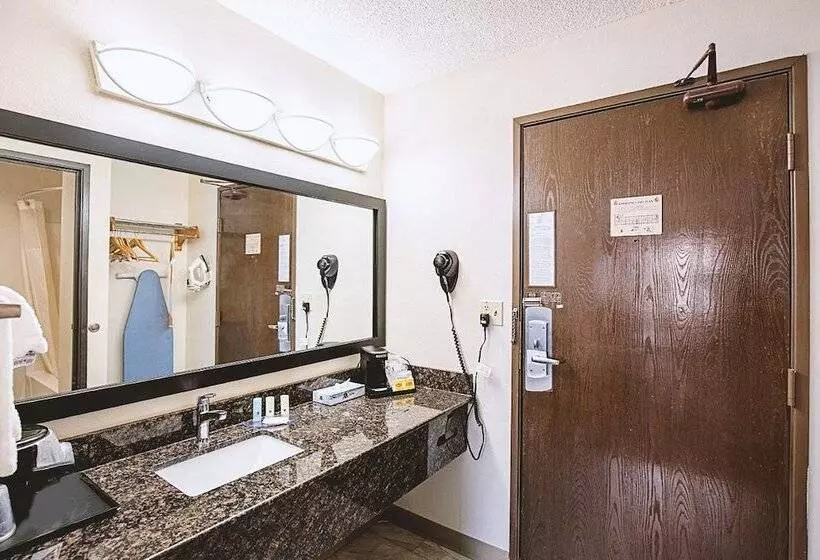 هتل Norwood Inn & Suites Milwaukee