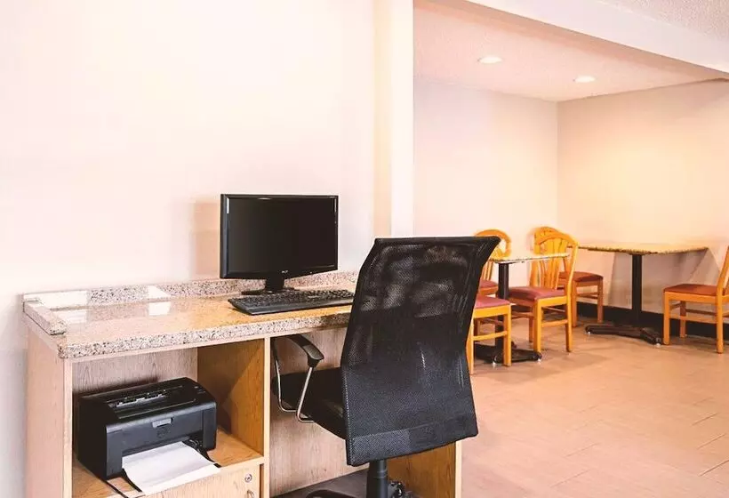 هتل Norwood Inn & Suites Milwaukee