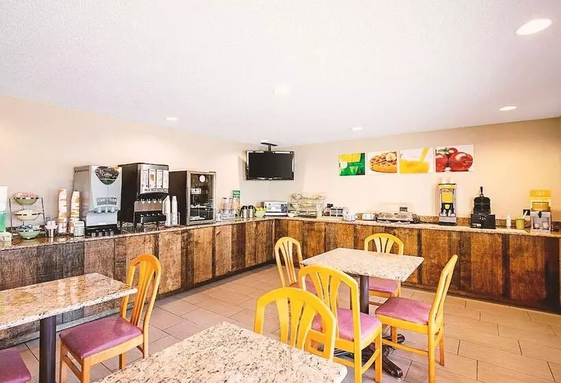 هتل Norwood Inn & Suites Milwaukee
