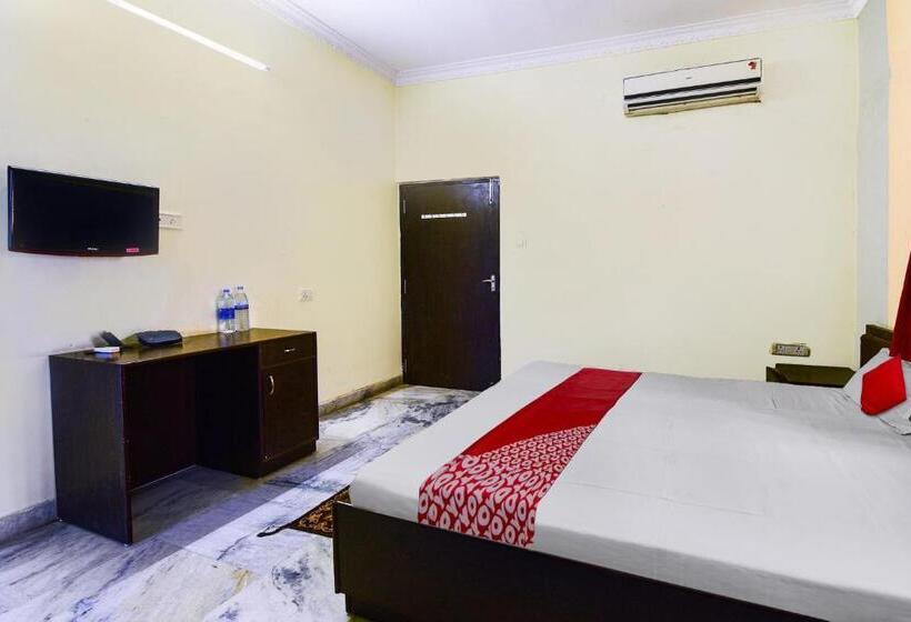 בית מלון כפרי Oyo 90099  Grand Beach