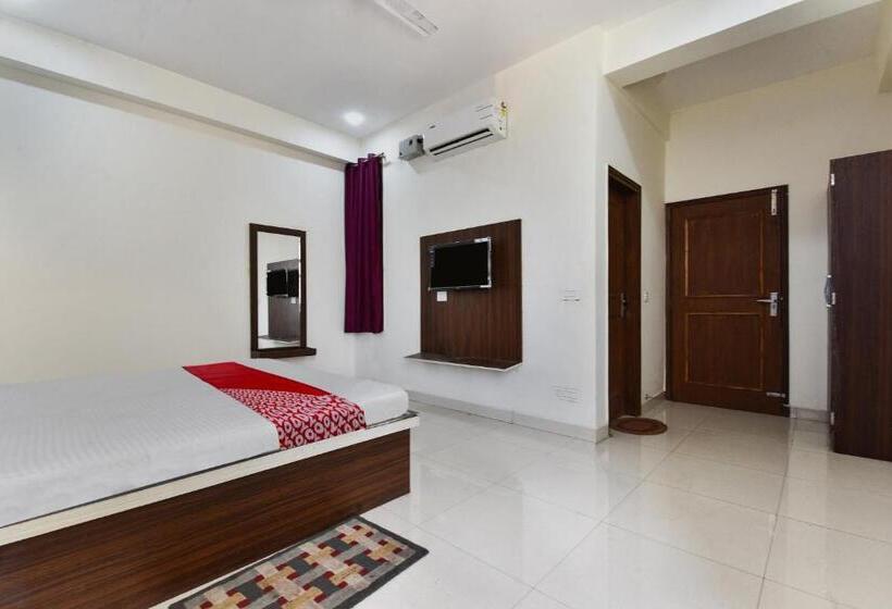 בית מלון כפרי Oyo 90099  Grand Beach