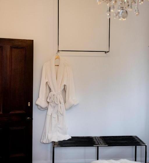 Отель The Doncaster