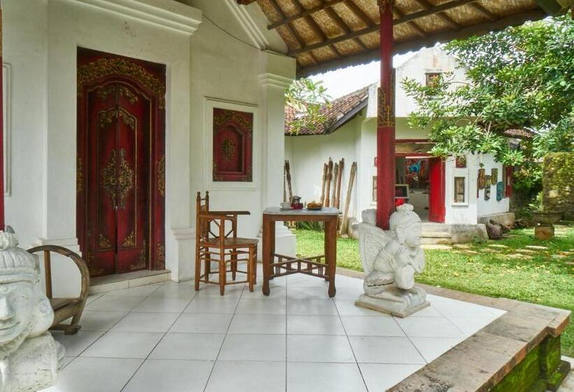 Пансион Rumah Paros & Gallery