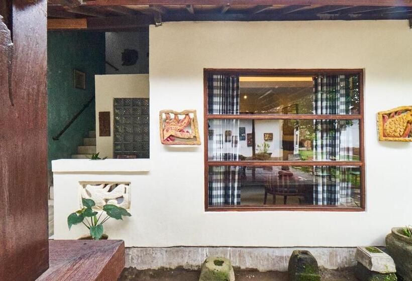 Пансион Rumah Paros & Gallery