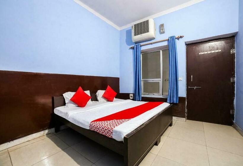 ホテル Oyo 67226 Om