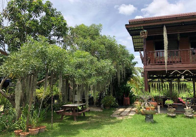 Отель Metha Country View Homestay Singburi