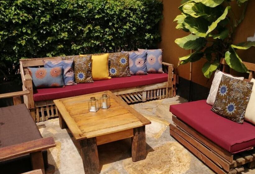 هتل Utamaduni House