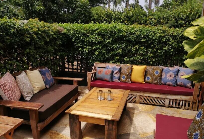 هتل Utamaduni House