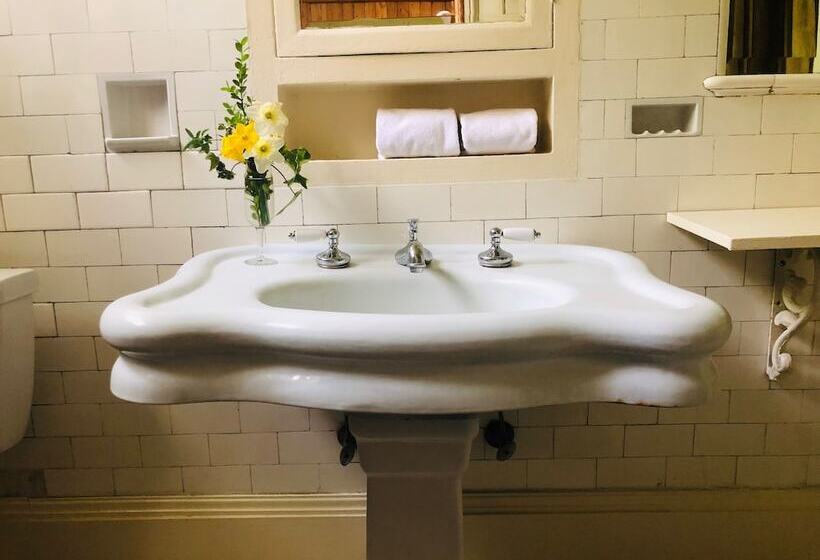 تختخواب و صبحانه Rothschild Pound House Inn